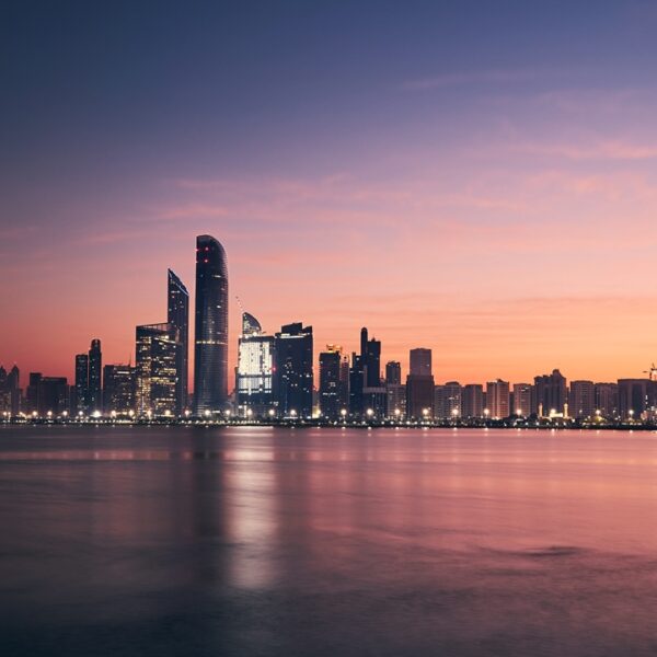 Skyline al tramonto di Abu Dhabi, Emirati Arabi Uniti