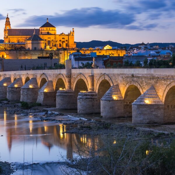 Ponte romano e vista sulla Cattedrale, ex Moschea Mezquita, Cordova (Cordoba), Spagna