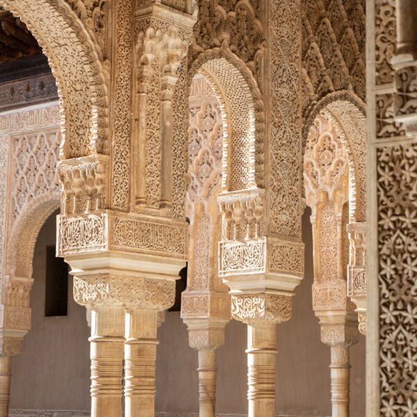 Colonnato decorato della Corte dei Leoni all'Alhambra a Granada, Spagna