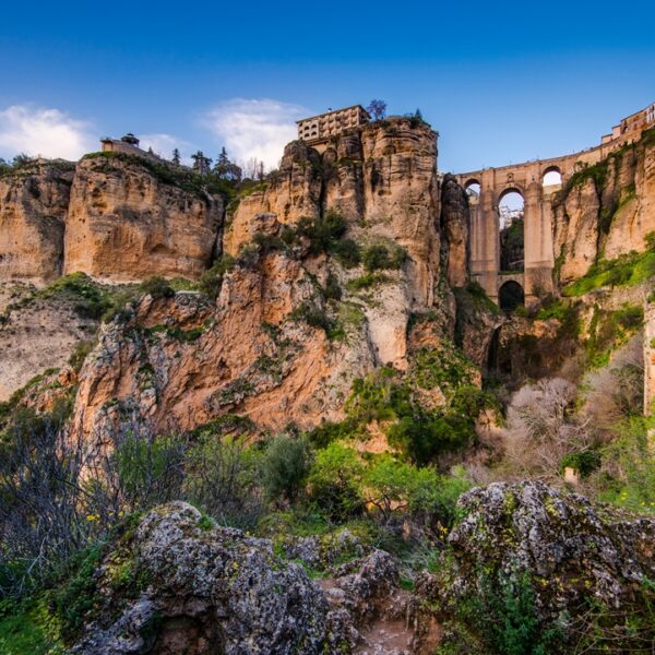 Vista dal basso della città di Ronda, Spagna