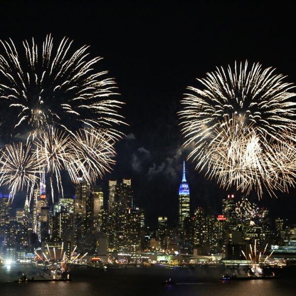 Fuochi d'artificio per capodanno sullo skyline di New York, USA