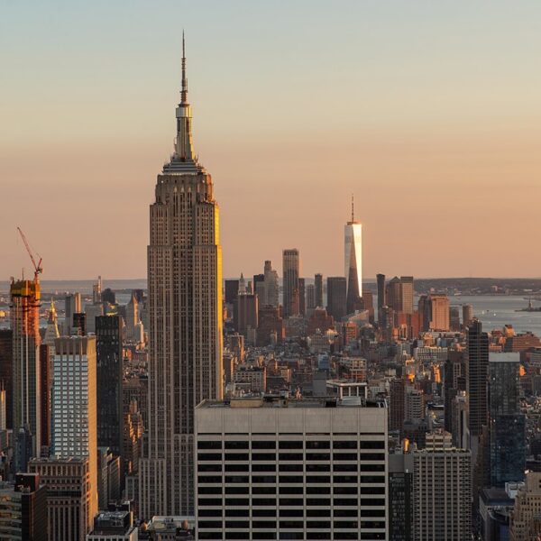 Panorama con skyline al tramonto di Manhattan ed Empire State Building in primo piano, New York, USA