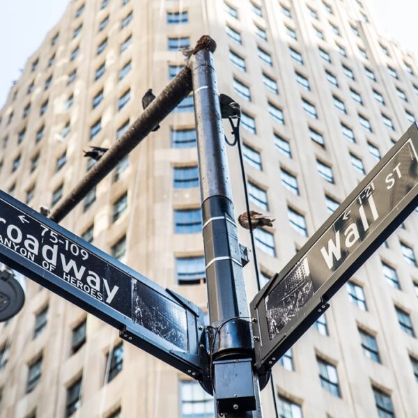 Cartelli stradali per Wall Street e Broadway, New York, USA