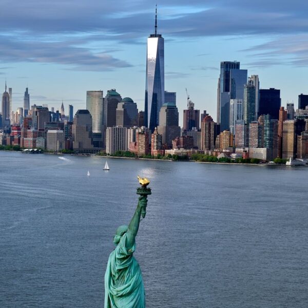 Panorama di New York e Statua delle Libertà in primo piano, USA