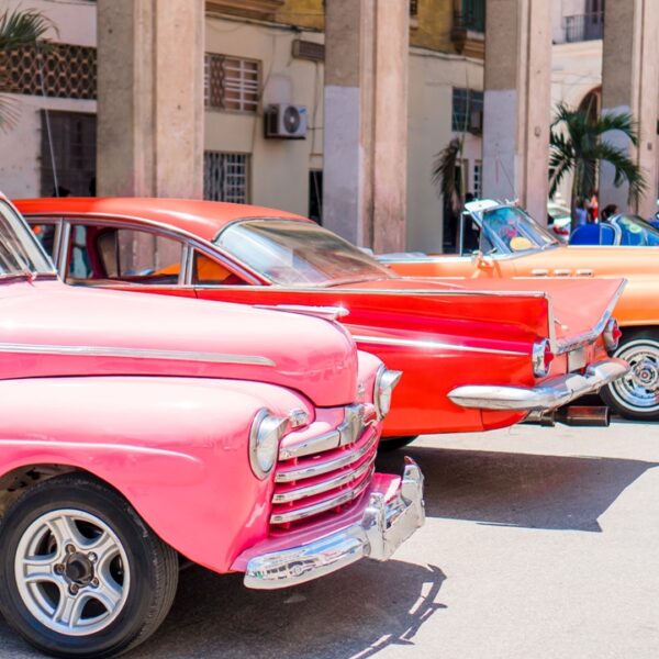 Auto vintage colorate a L'Avana, Cuba