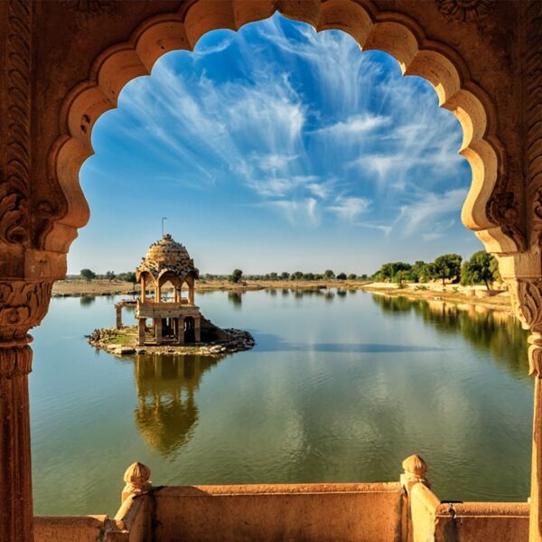 Gadi Sagar sul Lago Pichola, Rajasthan, India