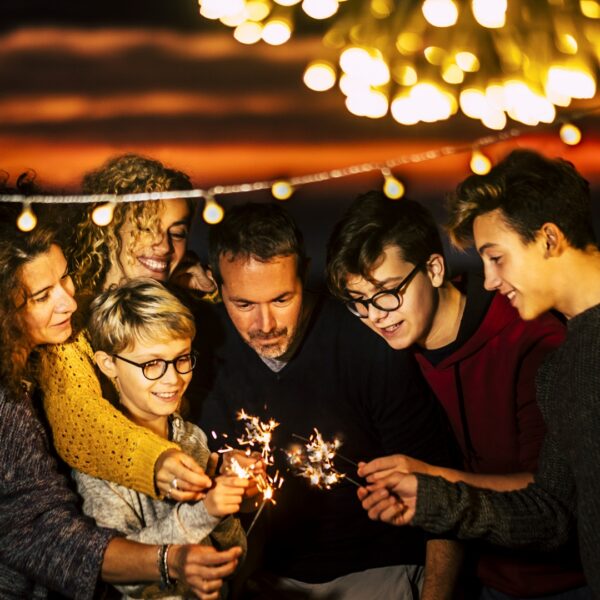 Capodanno, famiglia che festeggia Capodanno