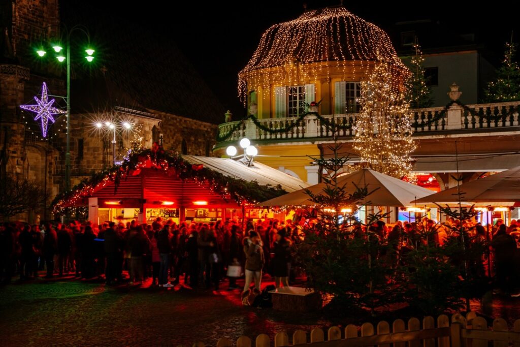 Mercatino di Natale di Bolzano illuminato