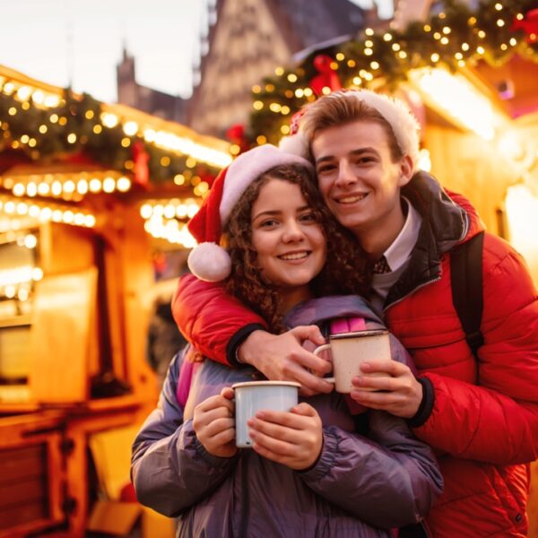 Coppia felice al Mercatino di Natale di Bolzano