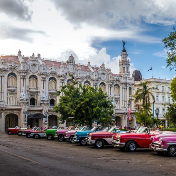 Gran Teatro di L'Avana, Cuba, con auto vintage colorate