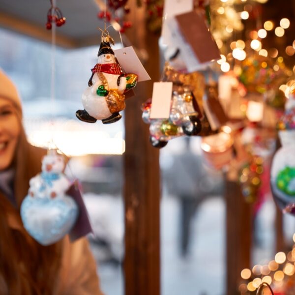 Ragazza fa shopping a un Mercatino di Natale