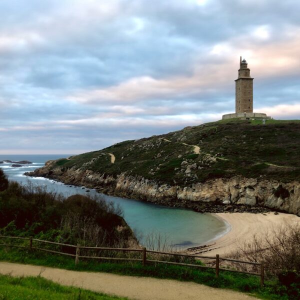 Vista sul faro Torre de Hércules a La Coruña, Spagna