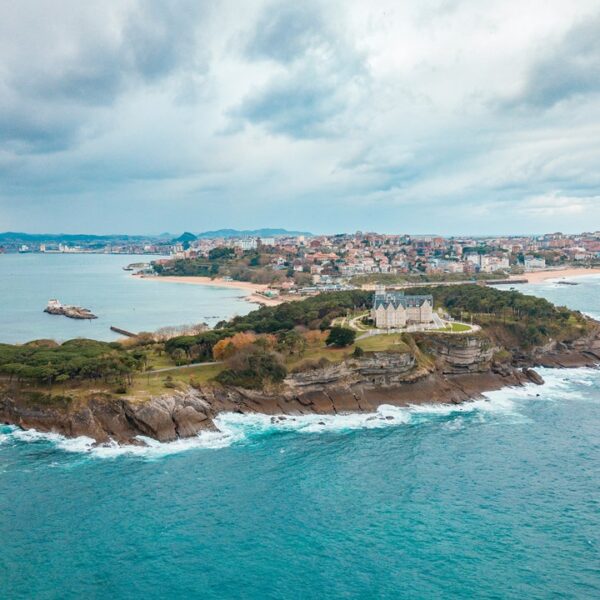 Vista dal mare su Palacio de la Magdalena e sulla città di Santander, Spagna