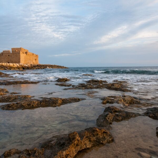 Rovine di un castello in riva al mare a Pafos, Cipro