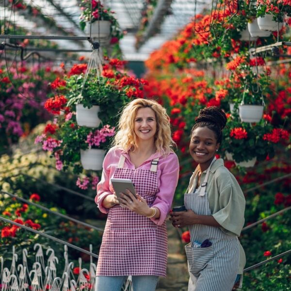 Floricoltrici di gerani a Euroflora, esposizione floreale a Genova