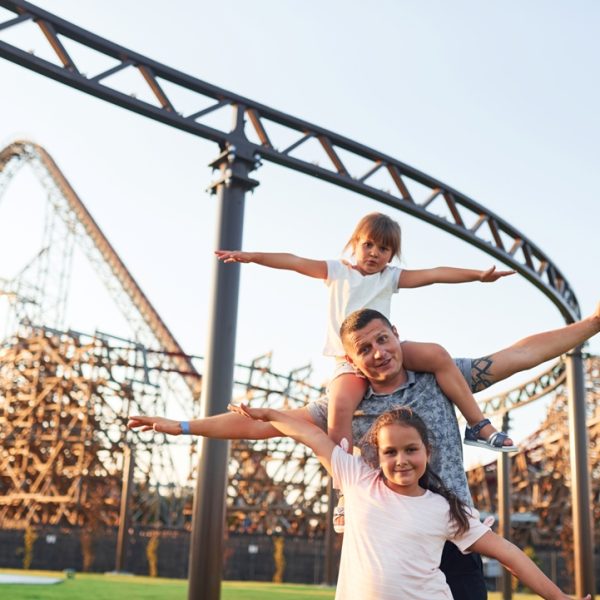 Parco divertimenti, giostre, bambini, famiglia