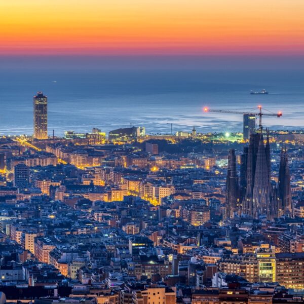 Skyline notturno di Barcellona, Catalogna, Spagna