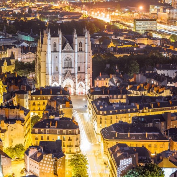 Cattedrale di Saint Pierre illuminata di notte a Nantes, Bretagna, Francia