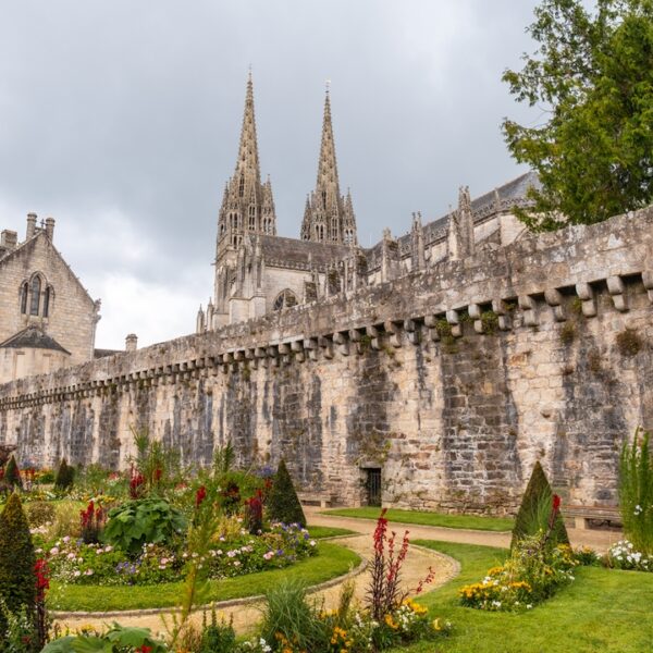 Cattedrale di Saint Corentin e mura del villaggio medievale a Quimper, capitale della Cornovaglia francese, Bretagna, Francia