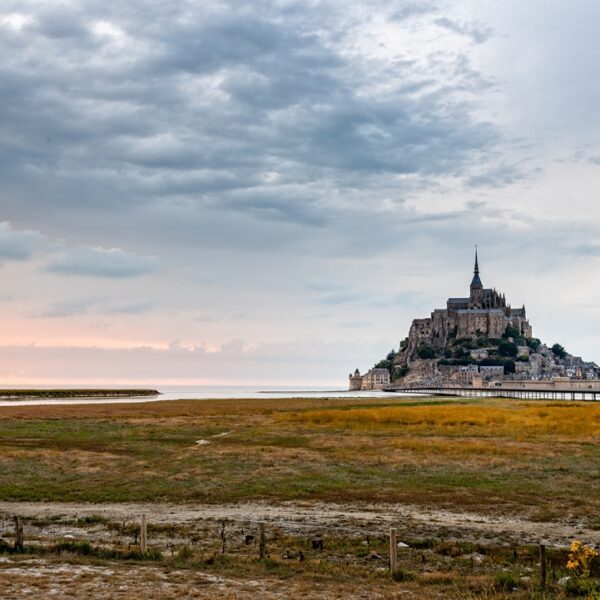 Mont Saint-Michel con l'alta marea, Normandia, Francia