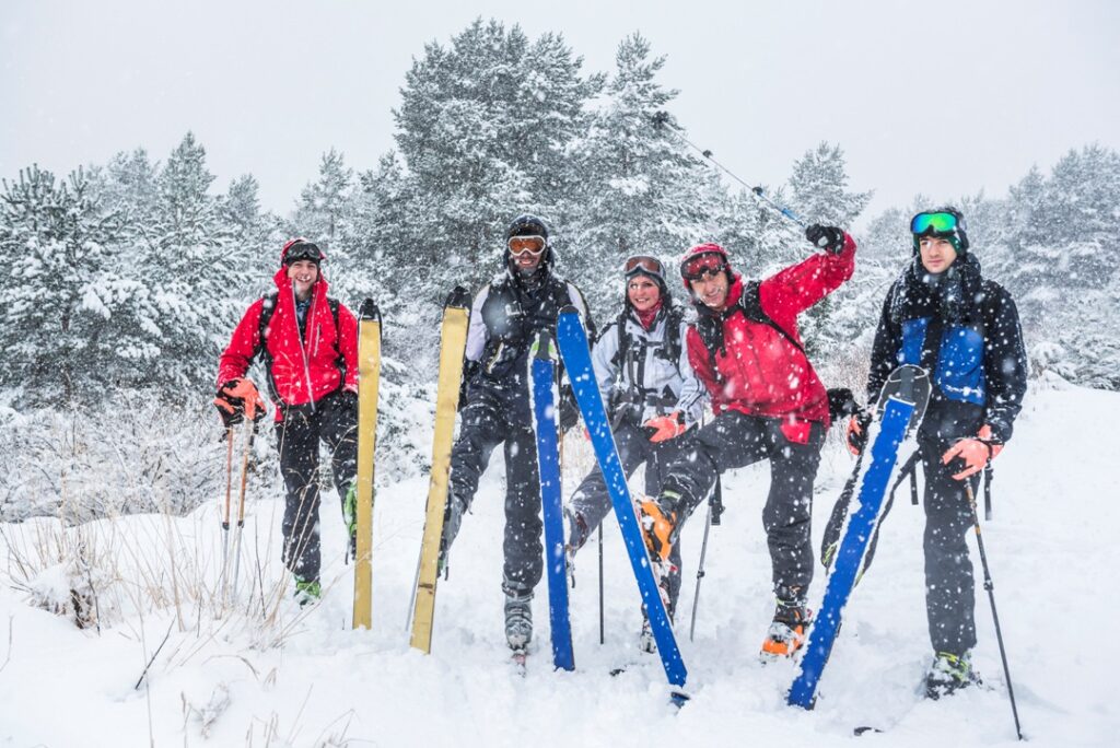 Amici che sciano, sciare sulla neve