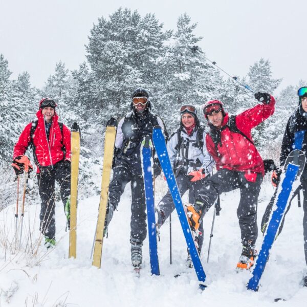 Amici che sciano, sciare sulla neve