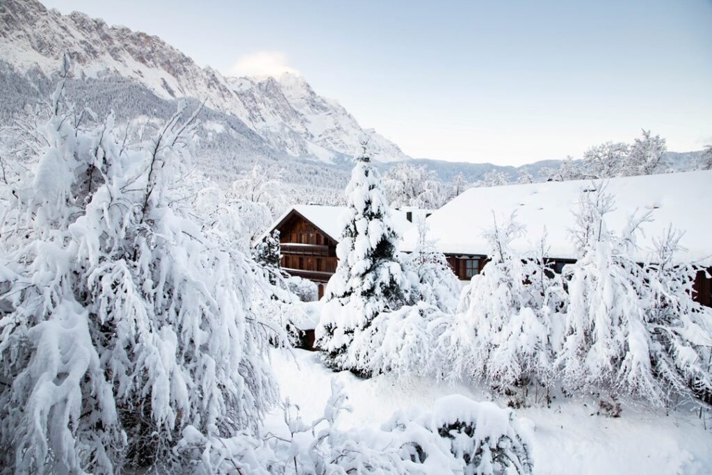 Paesaggio innevato, Casa di legno coperta di neve, Chalet di legno