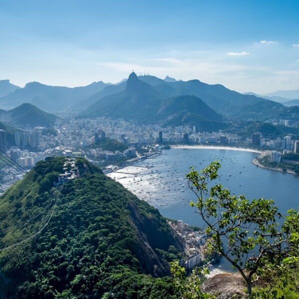 Vista aerea dalle montagne intorno a Rio de Janeiro, Brasile