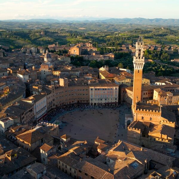 Piazza del Campo a Siena, piazza del Palio di Siena, torre e piazza medievali