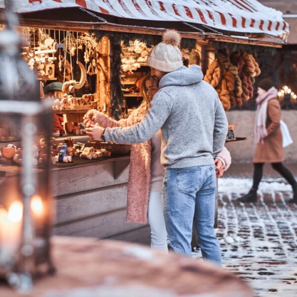 Mercatino di Natale di Arezzo, bancarelle mercatino, coppia fa shopping natalizio