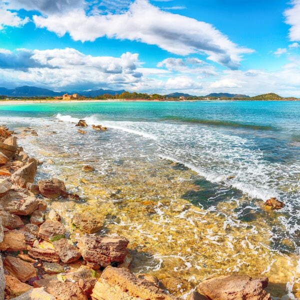 Baia di Nora con chiesa di Sant'Efisio in lontananza, Sardegna