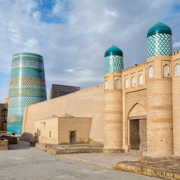 Ingresso della cittadella Kunya Ark e minareto Kalta Minor a Khiva, Uzbekistan