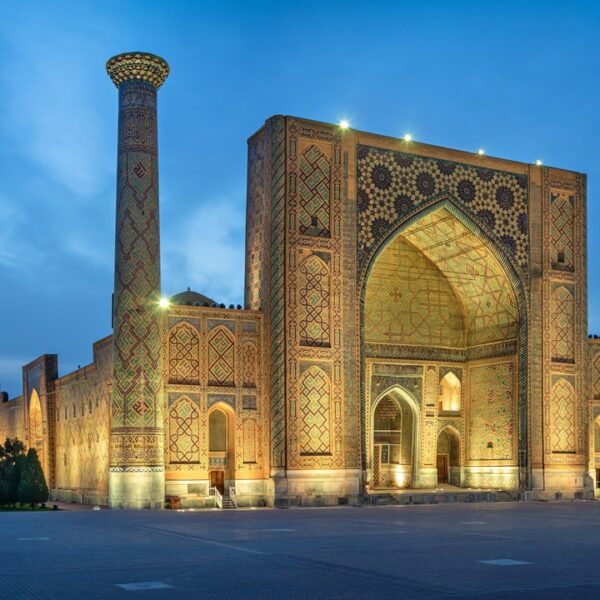 Madrasa Ulugh Beg al tramonto a Samarcanda, Uzbekistan