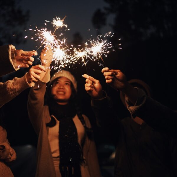 Amici che festeggiano il Capodanno a Lisbona, Portogallo