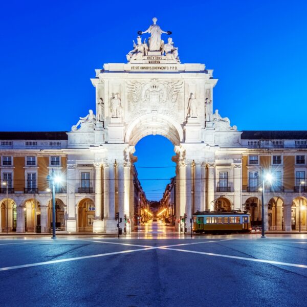 Piazza del Commercio illuminata di notte, a Lisbona, Portogallo