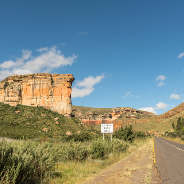 Lichens Pass a Clarens, Sudafrica, e formazione rocciosa 'Brandwag' ('Sentinella')