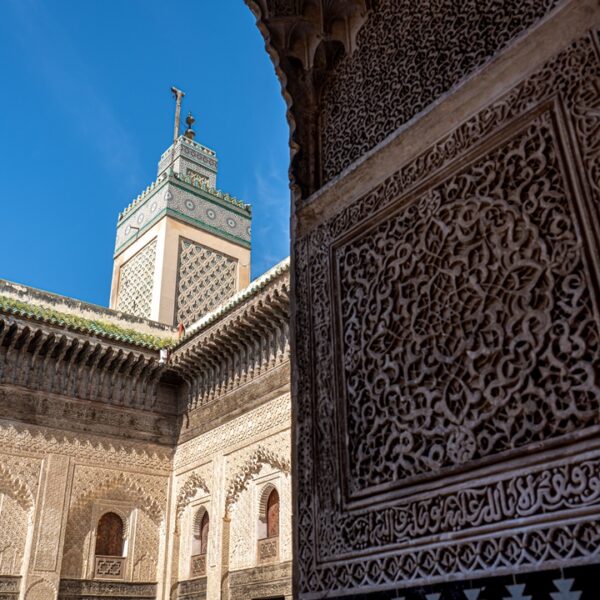 Cortile con pareti ad arabeschi a Fès, Marocco