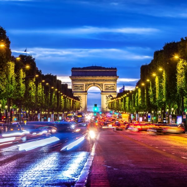 Champs Elysée di notte in direzione dell'Arc de Triomphe, Parigi, Francia