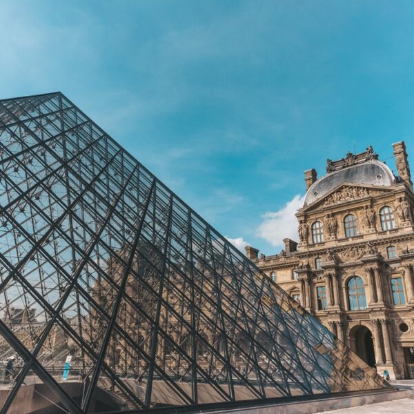 Palazzo e piramide del Museo del Louvre, Parigi, Francia