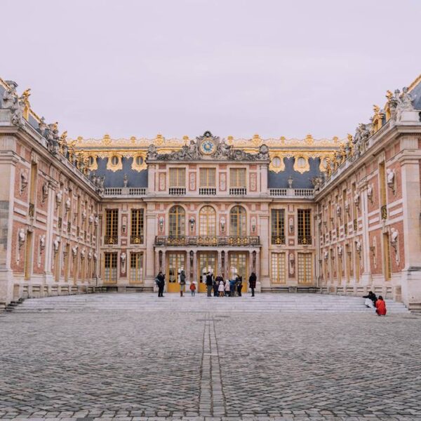 Cortile anteriore e facciata della Reggia di Versailles, Parigi, Francia