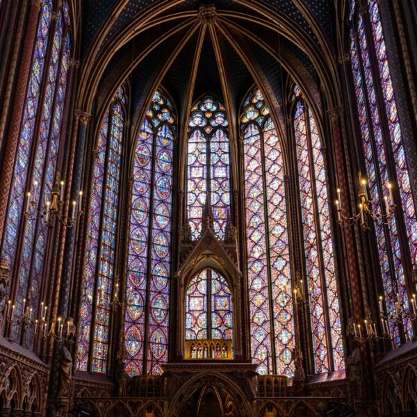 Interno della Sainte Chapelle con vetrate istoriate, Parigi, Francia