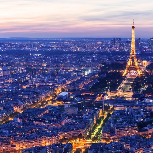 Vista aerea di notte di Parigi illuminata con la Torre Eiffel in vista, Parigi, Francia