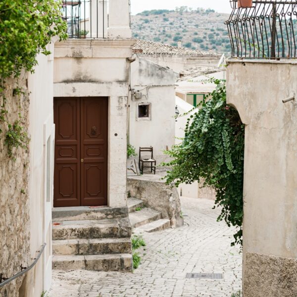 Vicolo lastricato a Scicli, Sicilia, Italia