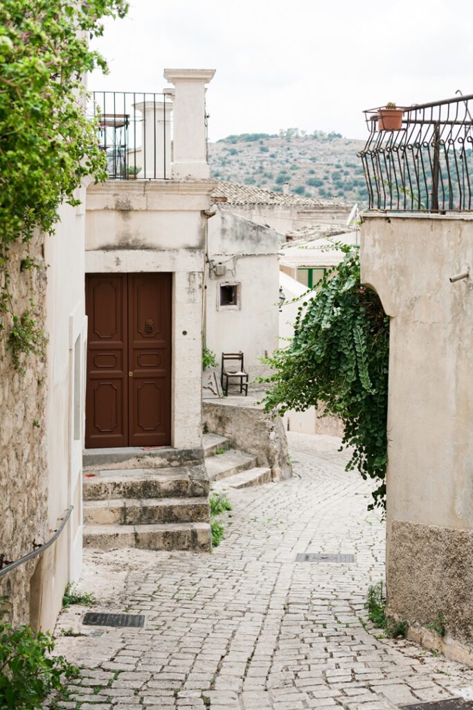 Vicolo lastricato a Scicli, Sicilia, Italia