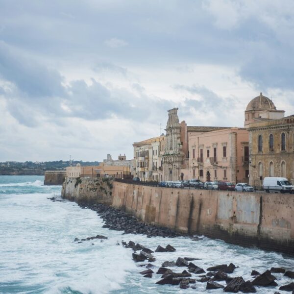 Vista lungo mare di Siracusa, Sicilia, Italia