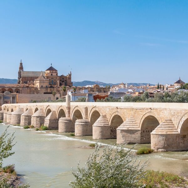 Ponte romano e vista sulla Cattedrale, ex Moschea Mezquita, Cordova (Cordoba), Spagna