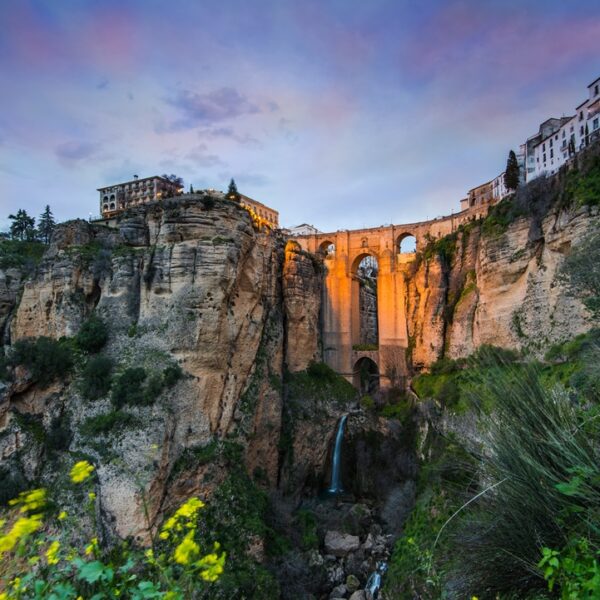 Vista dal basso della città di Ronda al tramonto, Spagna