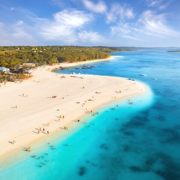 Spiaggia bianca e mare cristallino a Zanzibar