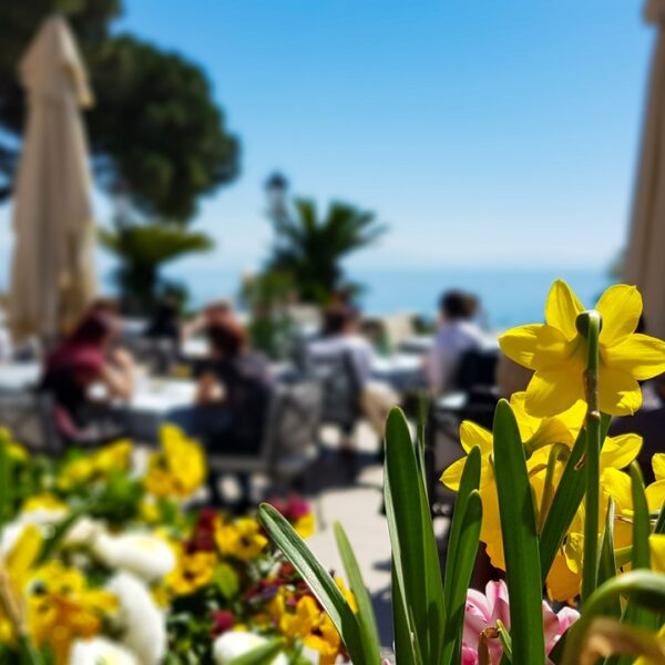 Lungomare a Sanremo, con vasi di fiori