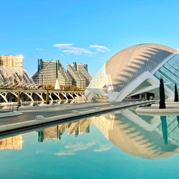 Passeggiata con architettura moderna a Valencia, Spagna